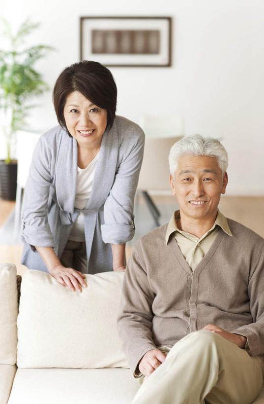 东方人,两个人,客厅,站,坐,笑,微笑,露齿笑,竖图,室内,白天,正面,植物,家具,靠垫,沙发,相框,撑,服装,装饰,盆栽,靠枕,盆景,二郎腿,注视,休闲装,黄种人,一个,衣服,绿色,白色,自然,抱枕,枕头,观察,看,站着,休闲,休闲服,服饰,生长,单个,成长,观看,华丽,修饰,点缀,察看,起居室,撑着,关注,布艺沙发,衬托,美观,雅致,雅观,客堂,老年男性,老年女性,男人,男性,女人,女性,亚洲人,站立,坐着,半身,彩图