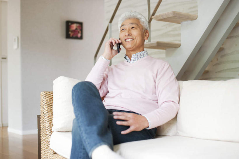 东方人,一个人,客厅,坐,笑,打电话,微笑,露齿笑,横图,室内,白天,正面,楼梯,沙发,电话,手机,相框,亚洲,仅一个男性,仅一个人,握,服装,装饰,阶梯,二郎腿,拿,拿着,注视,休闲装,黄种人,通讯设备,台阶,衣服,白色,观察,看,仅一个老年男性,休闲,休闲服,握着,服饰,观看,华丽,修饰,点缀,察看,起居室,关注,布艺沙发,衬托,美观,雅致,雅观,客堂,交流,老年男性,男人,男性,亚洲人,沟通,通话,坐着,半身,彩图