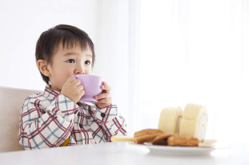 点心,东方人,儿童,一个人,坐,捧,横图,室内,白天,白色背景,正面,衬衫,下午茶,纯洁,餐桌,窗帘,桌子,杯子,椅子,亚洲,仅一个男性,仅一个人,两块,三块,喝,装饰,格子,食品,注视,黄种人,食物,糕点,小孩,紫色,白色,帘子,水杯,饼干,零食,观察,看,仅一个小孩,遮阳,可爱,童年,童趣,摄影,影棚,餐台,观看,华丽,修饰,点缀,察看,关注,童真,烂漫,无邪,衬托,美观,雅致,雅观,天真,男孩,男人,男性,亚洲人,孩子,茶杯,端,端着,捧着,手捧,坐着,半身,彩图,影棚拍摄,衬衣,拍摄,短发,蛋糕,男生