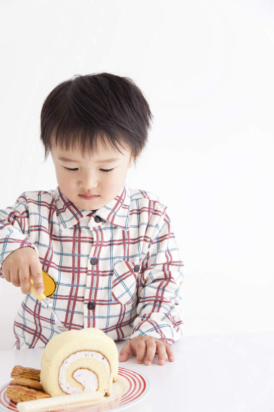 点心,东方人,儿童,一个人,站,竖图,俯视,室内,白天,白色背景,衬衫,下午茶,纯洁,亚洲,仅一个男性,仅一个人,两块,一块,切开,格子,食品,甜点,拿,拿着,注视,黄种人,食物,糕点,小孩,刀,饼干,甜食,零食,观察,看,切,站着,仅一个小孩,可爱,童年,童趣,摄影,影棚,观看,察看,关注,童真,烂漫,无邪,装饰饼干,天真,男孩,男人,男性,亚洲人,孩子,站立,半身,彩图,高角度拍摄,影棚拍摄,衬衣,拍摄,短发,蛋糕,男生