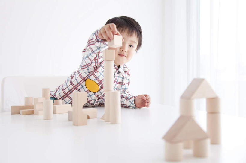 东方人,儿童,一个人,站,横图,室内,白天,白色背景,正面,衬衫,游戏,纯洁,智慧,窗帘,桌子,玩具,椅子,亚洲,仅一个男性,仅一个人,一堆,堆叠,堆积,装饰,木制,格子,拿,玩,拿着,注视,黄种人,娱乐,小孩,白色,帘子,木制品,观察,看,站着,仅一个小孩,休闲,遮阳,积木,可爱,童年,童趣,益智,摄影,影棚,观看,活动,堆,华丽,修饰,点缀,察看,思维,发泄,关注,消遣,智力,想象,童真,烂漫,无邪,宣泄,衬托,美观,雅致,雅观,天真,男孩,男人,男性,亚洲人,孩子,玩耍,嬉戏,站立,半身,彩图,影棚拍摄,衬衣,拍摄,短发,男生