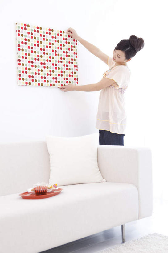 东方人,一个人,客厅,站,竖图,室内,白天,侧面,茶,靠垫,沙发,杯子,亚洲,仅一个年轻女性,仅一个女性,仅一个人,悬挂,靠枕,一杯,注视,黄种人,海报,一个,红色,白色,盘子,水杯,抱枕,枕头,观察,看,站着,单个,观看,察看,起居室,关注,布艺沙发,客堂,年轻女性,女人,女性,亚洲人,茶杯,站立,半身,彩图