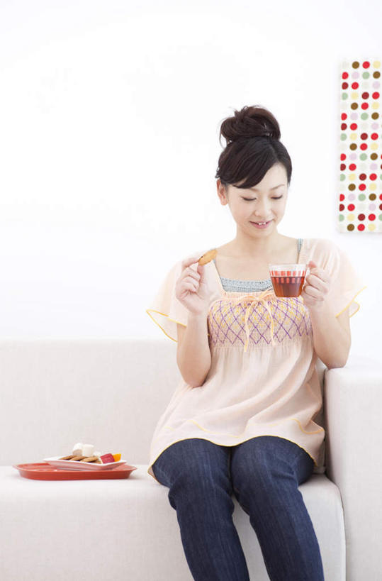 点心,东方人,一个人,客厅,坐,笑,微笑,露齿笑,竖图,室内,白天,正面,茶,沙发,亚洲,仅一个年轻女性,仅一个女性,仅一个人,许多,服装,透明,陶瓷,食品,陶瓷制品,一杯,拿,拿着,注视,休闲装,黄种人,海报,食物,衣服,粉色,红色,盘子,饼干,零食,观察,看,休闲,休闲服,服饰,观看,察看,起居室,关注,布艺沙发,客堂,年轻女性,女人,女性,亚洲人,坐着,半身,彩图