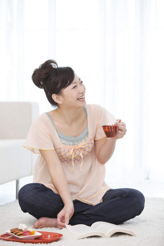 东方人,一个人,客厅,坐,笑,盘腿,捏,微笑,露齿笑,竖图,室内,白天,正面,茶,地毯,沙发,杯子,书籍,亚洲,仅一个年轻女性,仅一个女性,仅一个人,一本,服装,透明,塑料,陶瓷,陶瓷制品,一杯,拿,捏着,餐盘,拿着,注视,休闲装,黄种人,一个,衣服,红色,白色,盘子,水杯,塑料制品,打开,观察,看,休闲,休闲服,服饰,单个,观看,察看,起居室,开启,关注,布艺沙发,客堂,年轻女性,女人,女性,亚洲人,茶杯,书,图书,盘腿而坐,盘膝,盘着腿的,盘着腿坐,双腿交叉,坐着,彩图,全身,书页