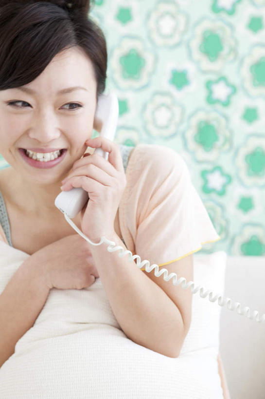 东方人,一个人,客厅,坐,抱,笑,打电话,微笑,露齿笑,竖图,室内,白天,正面,壁纸,靠垫,沙发,电话,亚洲,仅一个年轻女性,仅一个女性,仅一个人,握,花纹,服装,图案,墙,靠枕,拿,拿着,注视,休闲装,黄种人,通讯设备,墙壁,墙面,一个,衣服,绿色,白色,话筒,抱枕,枕头,观察,看,休闲,休闲服,电话线,握着,服饰,单个,抱着,观看,察看,起居室,搂着,关注,布艺沙发,客堂,交流,年轻女性,女人,女性,亚洲人,电话机,墙纸,沟通,怀抱,搂,搂抱,通话,相抱,拥抱,坐着,半身,彩图