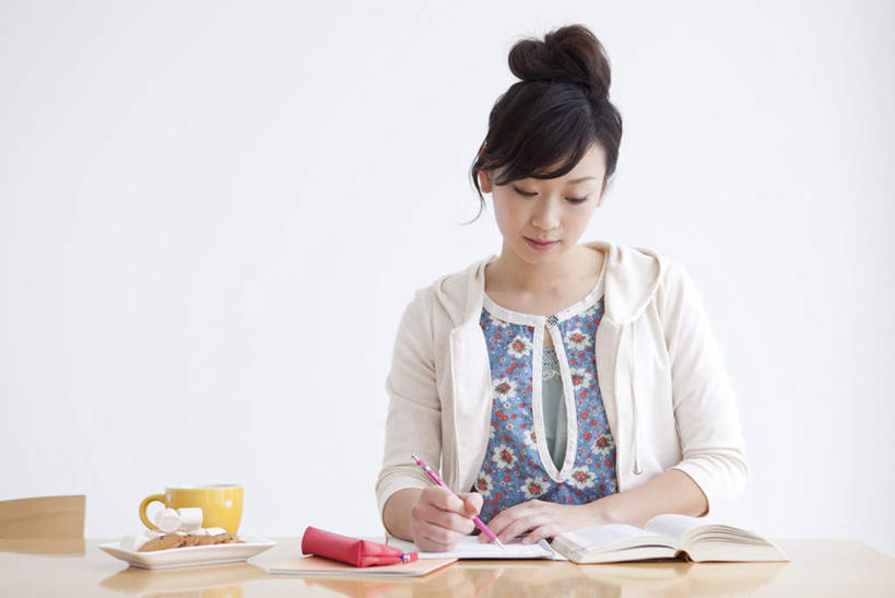 点心,东方人,一个人,办公室,坐,横图,室内,白天,正面,家具,桌子,杯子,书籍,亚洲,仅一个年轻女性,仅一个女性,仅一个人,一本,握,服装,笔,陶瓷,办公桌,墙,食品,甜点,甜品,办公用品,记事本,陶瓷制品,一杯,注视,休闲装,黄种人,墙壁,墙面,文具,食物,糕点,一个,衣服,黄色,红色,白色,本子,笔袋,笔记本,盘子,水杯,学习用品,甜食,观察,看,休闲,休闲服,握着,服饰,单个,观看,文具用品,察看,关注,办公家具,年轻女性,女人,女性,亚洲人,茶杯,书,图书,坐着,半身,彩图