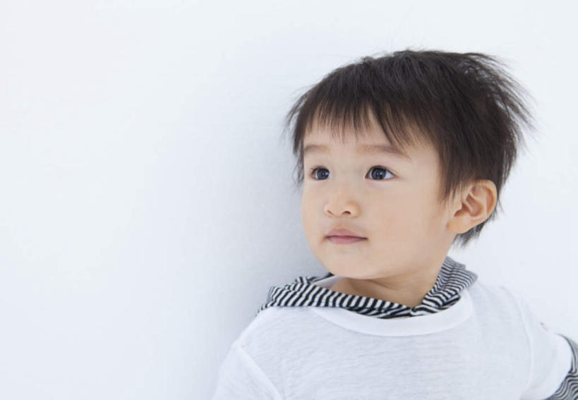 东方人,儿童,眼睛,一个人,笑,微笑,横图,室内,特写,白天,白色背景,正面,纯洁,亚洲,仅一个男性,仅一个人,扭头,黄种人,小孩,衣服,白色,黑色,转头,仅一个小孩,可爱,童年,童趣,摄影,影棚,童真,烂漫,无邪,天真,男孩,男人,男性,亚洲人,孩子,抬头,仰头,半身,彩图,影棚拍摄,拍摄,短发,男生