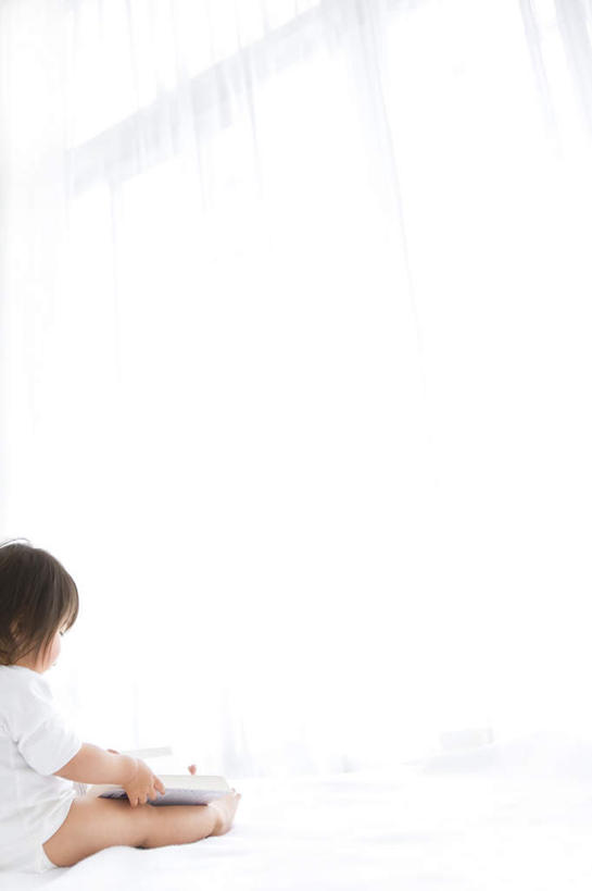 东方人,儿童,一个人,坐,竖图,俯视,室内,白天,白色背景,纯洁,窗帘,书籍,亚洲,仅一个女性,仅一个人,一本,握,短裤,服装,装饰,拿,拿着,注视,黄种人,小孩,衣服,白色,帘子,观察,看,仅一个小孩,遮阳,可爱,童年,童趣,握着,摄影,服饰,影棚,观看,华丽,修饰,点缀,察看,衣着,穿着,关注,童真,烂漫,无邪,衬托,美观,雅致,雅观,衣饰,天真,女孩,女人,女性,亚洲人,孩子,书,图书,坐着,半身,彩图,高角度拍摄,影棚拍摄,拍摄,女生