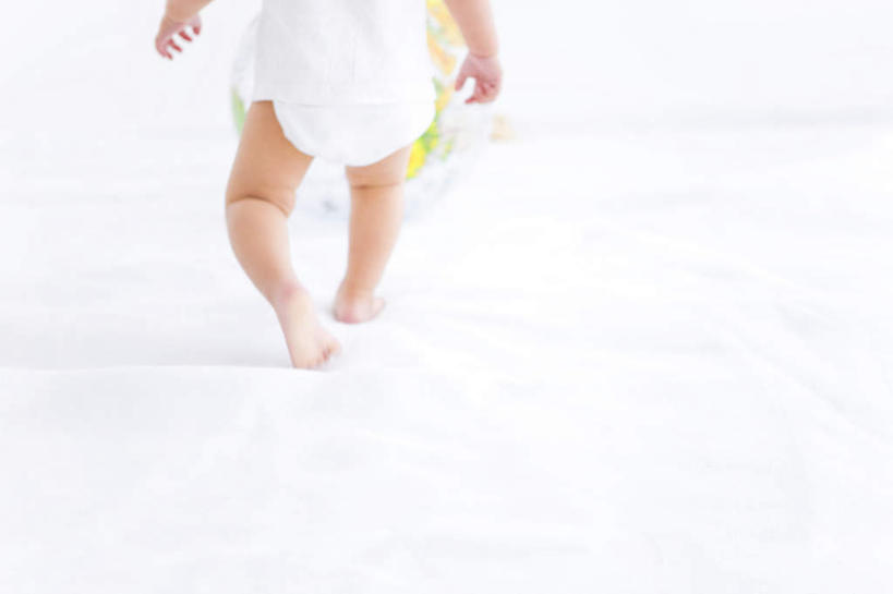 东方人,儿童,一个人,走,横图,室内,白天,白色背景,游戏,纯洁,仪器,海洋,地图,玩具,亚洲,仅一个女性,仅一个人,短裤,服装,网格,地球仪,线条,塑料,世界地图,地球,陆地,玩,全球,黄种人,娱乐,球,一个,小孩,背面,衣服,白色,经纬线,模型,塑料制品,仅一个小孩,休闲,球体,可爱,童年,童趣,益智,摄影,地理,国家,服饰,影棚,单个,活动,大陆,世界,衣着,穿着,发泄,消遣,智力,纬线,版图,经线,童真,烂漫,无邪,经纬仪,地理学,宣泄,衣饰,天真,女孩,女人,女性,亚洲人,孩子,步行,散步,玩耍,嬉戏,走路,半身,彩图,影棚拍摄,拍摄,大洋,大洲,女生