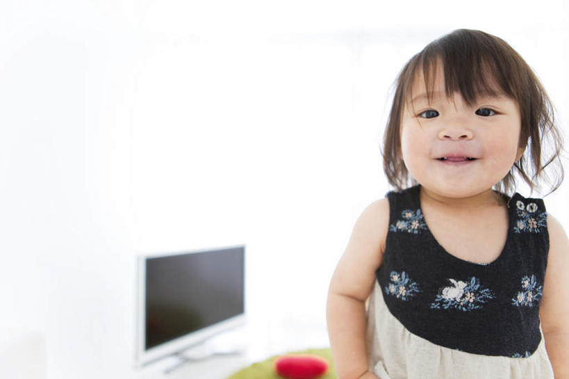 东方人,儿童,眼睛,眉毛,睫毛,一个人,站,笑,微笑,露齿笑,横图,室内,白天,白色背景,正面,裙子,游戏,纯洁,地毯,电视,玩具,亚洲,瞳孔,仅一个女性,仅一个人,环保,背心,玩,注视,黄种人,娱乐,小孩,绿色,白色,黑色,液晶电视,观察,看,站着,仅一个小孩,休闲,可爱,清晰,童年,童趣,益智,短裙,眼部,摄影,影棚,轻薄,观看,活动,半身裙,回收,资源,察看,发泄,关注,消遣,智力,彩电,利用,童真,便携,低碳,烂漫,无邪,循环,宣泄,彩色电视机,天真,女孩,女人,女性,亚洲人,孩子,长发,睫,眉,眼,眼睫毛,眼眉,电视机,玩耍,嬉戏,站立,半身,彩图,影棚拍摄,拍摄,高清,眼眉毛,女生