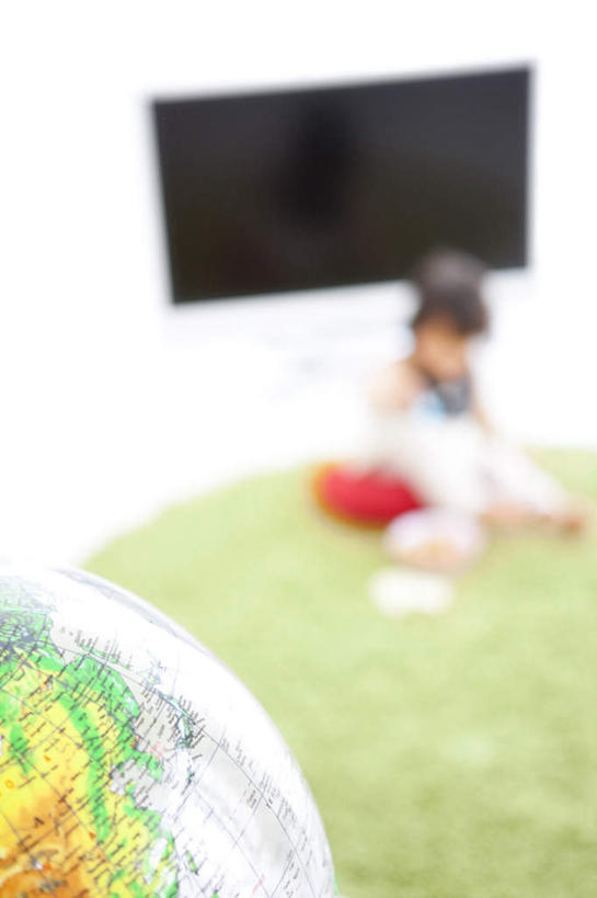 东方人,儿童,一个人,坐,竖图,俯视,室内,白天,裙子,爱情,游戏,纯洁,仪器,海洋,地图,电视,玩具,纺织品,亚洲,仅一个女性,仅一个人,爱心,朦胧,模糊,装饰,网格,背心,地球仪,毛毯,毯子,线条,塑料,世界地图,地球,陆地,浪漫,玩,全球,注视,黄种人,娱乐,球,纺织,三个,一个,小孩,粉色,黄色,红色,绿色,白色,黑色,经纬线,模型,塑料制品,垫子,观察,看,仅一个小孩,休闲,球体,温暖,温馨,心形,恩爱,可爱,童年,童趣,益智,短裙,地理,国家,单个,观看,活动,半身裙,华丽,修饰,点缀,大陆,和睦,察看,世界,发泄,关注,消遣,智力,彩电,纬线,版图,经线,童真,烂漫,无邪,经纬仪,地理学,宣泄,衬托,美观,雅致,雅观,彩色电视机,显像管屏,显像管屏幕,天真,女孩,女人,女性,亚洲人,孩子,心型,电视机,玩耍,嬉戏,坐着,半身,彩图,高角度拍摄,融洽,大洋,大洲,女生