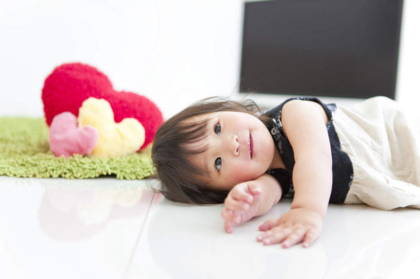 东方人,儿童,一个人,躺,笑,微笑,横图,俯视,室内,白天,裙子,爱情,纯洁,靠垫,电视,纺织品,亚洲,仅一个女性,仅一个人,爱心,环保,装饰,背心,毛毯,毯子,靠枕,浪漫,黄种人,纺织,三个,小孩,粉色,黄色,红色,绿色,白色,黑色,抱枕,垫子,液晶电视,枕头,仅一个小孩,温暖,温馨,心形,恩爱,可爱,清晰,童年,童趣,短裙,轻薄,半身裙,华丽,修饰,回收,点缀,和睦,资源,彩电,利用,童真,便携,低碳,烂漫,无邪,循环,衬托,美观,雅致,雅观,彩色电视机,天真,女孩,女人,女性,亚洲人,孩子,心型,电视机,躺着,仰头,半身,彩图,高角度拍摄,融洽,高清,女生