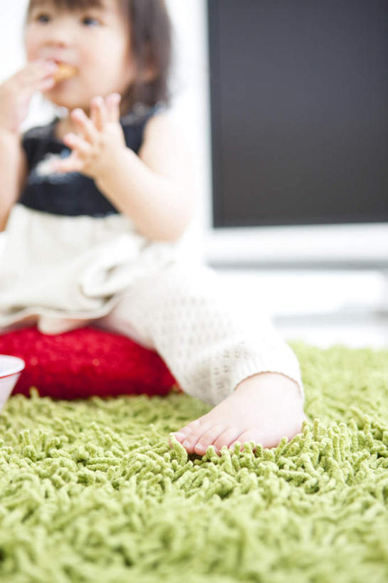 点心,东方人,儿童,一个人,坐,吃,竖图,室内,白天,正面,裙子,纯洁,靠垫,电视,纺织品,亚洲,仅一个女性,仅一个人,环保,朦胧,模糊,装饰,背心,毛毯,毯子,食品,靠枕,拿,拿着,注视,黄种人,食物,纺织,一个,小孩,红色,绿色,白色,黑色,抱枕,垫子,液晶电视,枕头,饼干,零食,观察,看,仅一个小孩,温暖,可爱,清晰,童年,童趣,短裙,轻薄,单个,观看,半身裙,华丽,修饰,回收,点缀,资源,察看,关注,彩电,利用,童真,便携,低碳,烂漫,无邪,循环,衬托,美观,雅致,雅观,彩色电视机,天真,女孩,女人,女性,亚洲人,孩子,电视机,嚼,食,坐着,半身,彩图,高清,女生