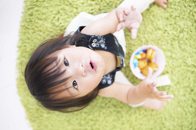 点心,东方人,儿童,眼睛,眉毛,睫毛,一个人,坐,举,横图,俯视,室内,白天,裙子,纯洁,纺织品,亚洲,瞳孔,仅一个女性,仅一个人,装饰,背心,毛毯,毯子,食品,注视,黄种人,食物,纺织,一个,小孩,绿色,白色,黑色,垫子,碗,饼干,零食,观察,看,托,张嘴,仅一个小孩,温暖,可爱,童年,童趣,短裙,眼部,单个,观看,半身裙,华丽,修饰,点缀,察看,关注,张大嘴巴,童真,烂漫,无邪,衬托,美观,雅致,雅观,天真,女孩,女人,女性,亚洲人,孩子,长发,睫,眉,眼,眼睫毛,眼眉,张开嘴,举起,举手,举着,抬头,向上举,向上伸,向上托,仰头,坐着,半身,彩图,高角度拍摄,眼眉毛,女生