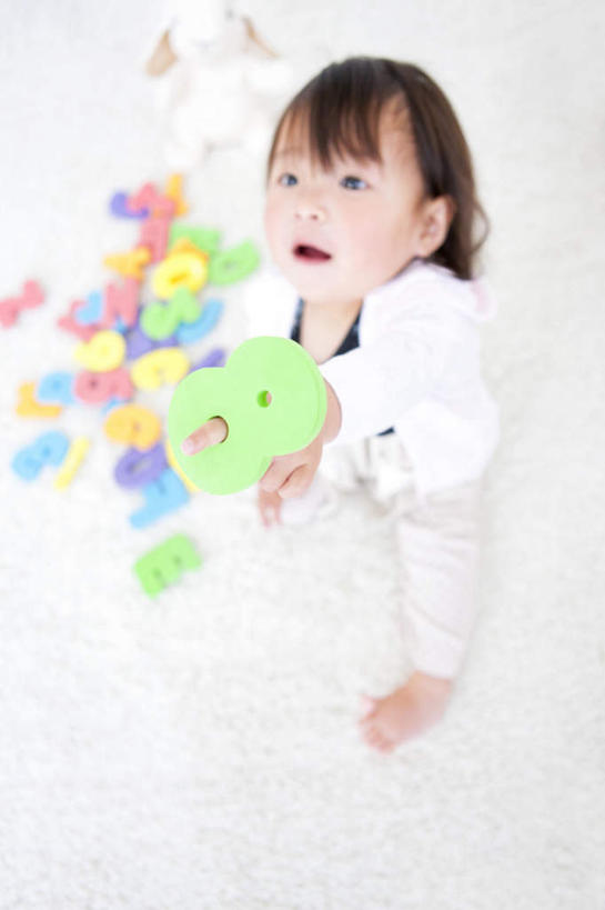 东方人,儿童,一个人,坐,竖图,俯视,室内,白天,游戏,纯洁,玩具,纺织品,亚洲,仅一个女性,仅一个人,许多,撑,装饰,英文,标志,毛毯,毯子,文字,字符,字母,拿,玩,拿着,注视,黄种人,娱乐,标识,纺织,小孩,黄色,红色,蓝色,绿色,紫色,白色,垫子,观察,看,张嘴,仅一个小孩,休闲,温暖,可爱,童年,童趣,益智,观看,活动,英文字母,华丽,修饰,点缀,察看,撑着,发泄,关注,消遣,智力,张大嘴巴,童真,烂漫,无邪,宣泄,衬托,美观,雅致,雅观,天真,女孩,女人,女性,亚洲人,孩子,张开嘴,玩耍,嬉戏,坐着,彩图,高角度拍摄,全身,女生