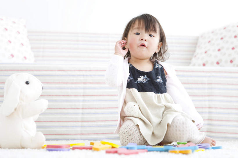 东方人,儿童,头发,一个人,客厅,跪,摸,横图,室内,白天,正面,裙子,游戏,纯洁,靠垫,沙发,玩具,亚洲,仅一个女性,仅一个人,许多,抚摸,背心,靠枕,玩,黄种人,娱乐,一个,小孩,黄色,红色,蓝色,绿色,紫色,白色,黑色,抱枕,枕头,张嘴,仅一个小孩,休闲,可爱,童年,童趣,益智,短裙,单个,活动,半身裙,起居室,发泄,消遣,智力,张大嘴巴,布艺沙发,童真,烂漫,无邪,宣泄,客堂,天真,女孩,女人,女性,亚洲人,孩子,张开嘴,触摸,跪着,接触,玩耍,嬉戏,彩图,全身,女生