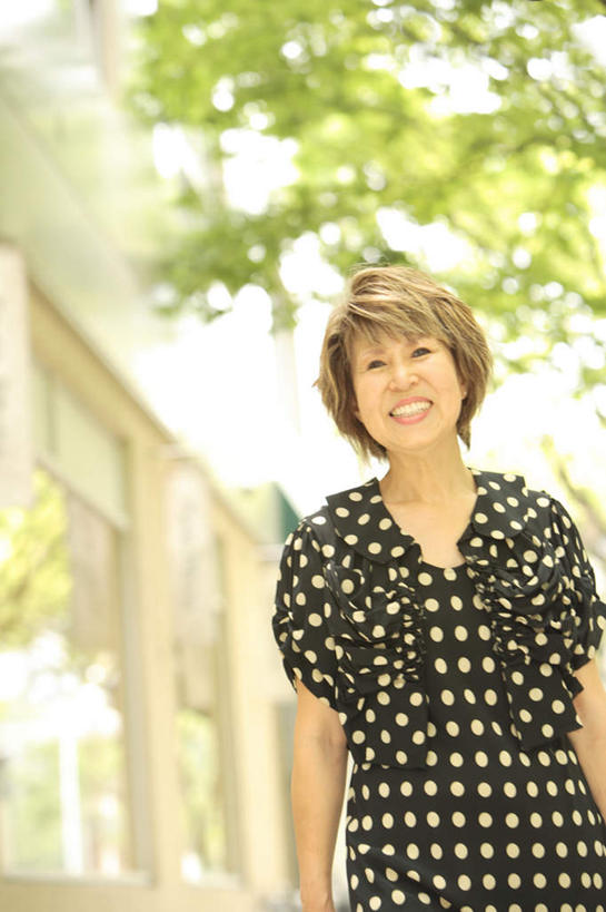 东方人,一个人,站,笑,微笑,露齿笑,竖图,室外,白天,仰视,植物,亚洲,仅一个女性,仅一个人,阴影,服装,朦胧,模糊,光线,格子,影子,房屋,屋子,公寓,注视,休闲装,黄种人,楼房,住宅,树,树木,衣服,绿色,白色,黑色,阳光,自然,观察,看,站着,仅一个中年女性,休闲,休闲服,服饰,生长,成长,观看,察看,关注,女人,女性,中年女性,亚洲人,站立,半身,彩图,低角度拍摄,房子