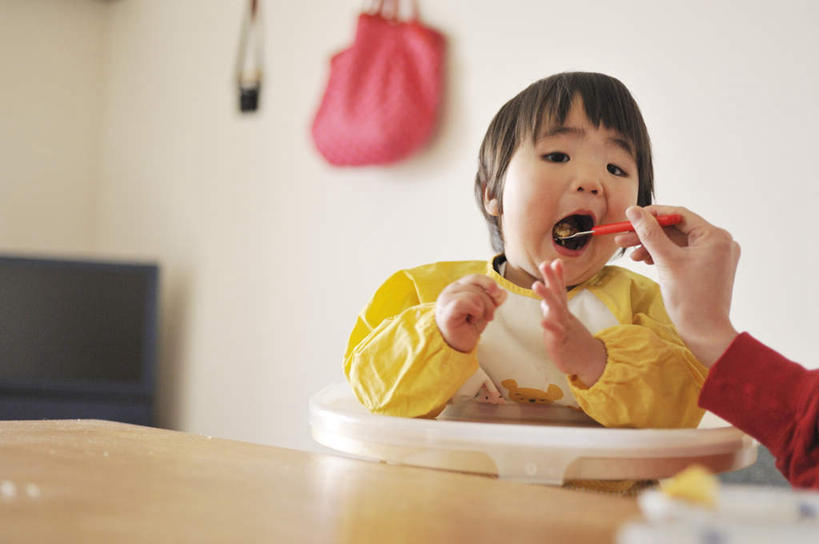 东方人,儿童,家庭,母亲,女儿,坐,吃,横图,室内,白天,正面,纯洁,餐桌,桌子,餐具,电视,亚洲,握,悬挂,环保,木制,勺子,塑料,墙,高脚椅,黄种人,墙壁,墙面,小孩,红色,绿色,白色,环保袋,木制品,塑料制品,调羹,汤匙,液晶电视,张嘴,温暖,温馨,母女,一家人,可爱,母爱,清晰,童年,童趣,握着,轻薄,餐台,回收,和睦,资源,彩电,张大嘴巴,利用,童真,便携,低碳,烂漫,无邪,循环,彩色电视机,天真,年轻女性,女孩,女人,女性,亚洲人,孩子,年轻人,电视机,进餐用具,烹调用具,张开嘴,嚼,食,坐着,半身,彩图,融洽,高清,女生