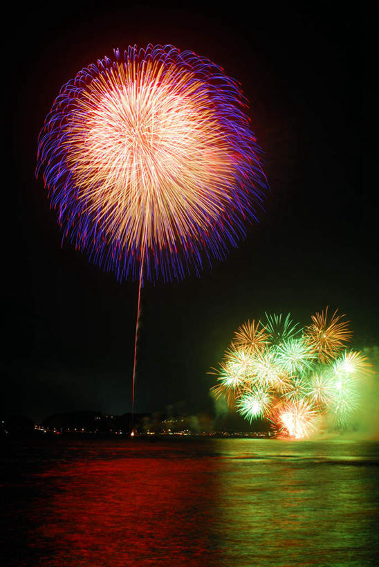 无人,竖图,彩色,室外,夜晚,仰视,海浪,海洋,烟火,神奈川,日本,亚洲,许多,黑色背景,节日,庆祝,光线,光泽,圆形,浪花,光芒,神奈川县,文化,黑色,天空,海水,焰火,天,庆典,闪耀,纪念,耀眼,闪烁,礼花,光辉,海景,东亚,镰仓,本州,关东地方,本州岛,日本国,花炮,礼花炮,毫光,烟花,大海,风浪,海,海水的波动,近岸浪,涌浪,彩图,低角度拍摄