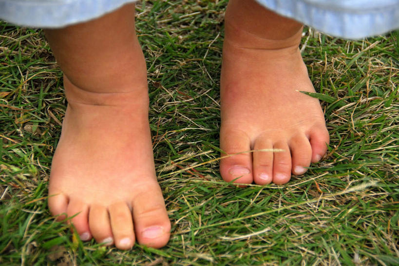 东方人,婴儿,儿童,腿部,脚,脚趾,脚趾甲,腿,一个人,站,横图,俯视,室外,特写,白天,纯洁,草地,草坪,植物,亚洲,仅一个人,黄种人,草,小孩,绿色,站着,赤脚,可爱,活泼,宝宝,纯真,烂漫,无邪,伶俐,天真,亚洲人,孩子,脚指甲,站立,半身,彩图,高角度拍摄