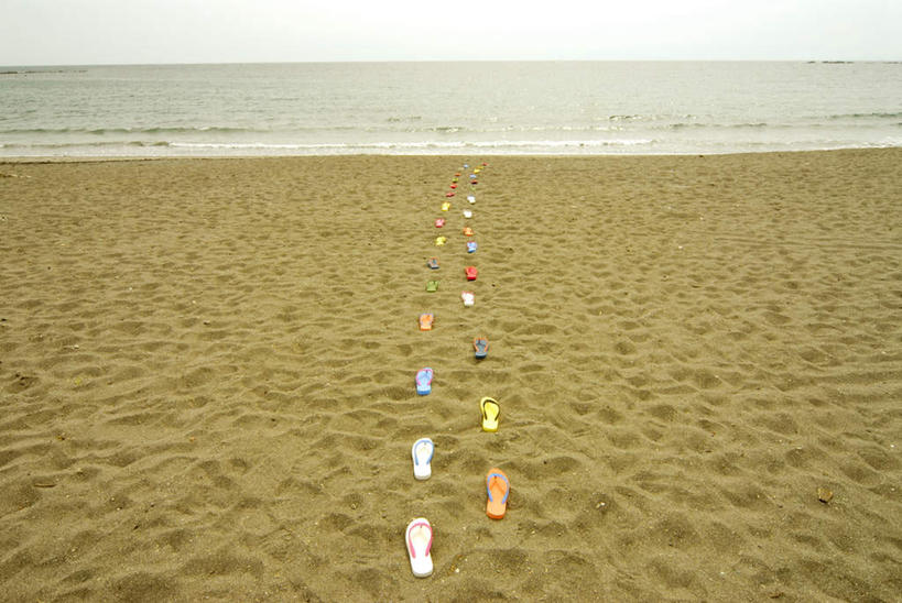 无人,横图,俯视,彩色,室外,白天,凉鞋,旅游,度假,海浪,海洋,美景,沙滩,鞋子,神奈川,日本,亚洲,一排,许多,整齐,沙子,海岸,景观,浪花,水平线,辽阔,海平线,沙地,神奈川县,娱乐,排列,粉色,黄色,红色,蓝色,绿色,白色,自然,海水,享受,休闲,广阔,橙色,景色,放松,一望无际,队列,自然风光,海景,东亚,本州,关东地方,本州岛,日本国,无边无际,一马平川,大海,风浪,海,海水的波动,海滩,近岸浪,涌浪,彩图,高角度拍摄,夹趾拖鞋,人字拖,人字拖鞋,水天相接,水天一线