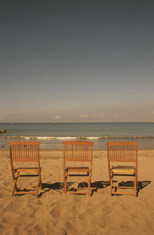 无人,竖图,室外,白天,正面,旅游,度假,海浪,海洋,美景,沙滩,椅子,一排,整齐,木制,沙子,躺椅,海岸,景观,浪花,水平线,辽阔,海平线,沙地,三把,娱乐,排列,蓝色,蓝天,天空,自然,海水,木制品,天,享受,休闲,广阔,景色,放松,一望无际,沙滩椅,队列,自然风光,海景,无边无际,一马平川,大海,风浪,海,海水的波动,海滩,近岸浪,涌浪,彩图,水天相接,水天一线