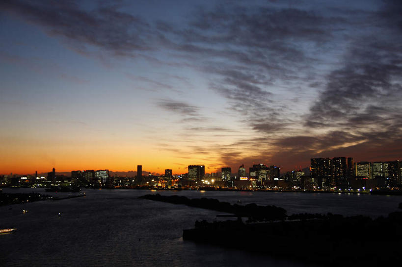 无人,高楼大厦,横图,俯视,彩色,室外,夜晚,度假,海浪,海洋,美景,植物,城市风光,标志建筑,城市,大厦,地标,建筑,轮船,摩天大楼,霓虹灯,夜景,船,东京,日本,亚洲,一艘,景观,浪花,灯光,七彩,娱乐,光源,建设,霓虹,灯,树,树木,绿色,黑色,天空,自然,海水,交通工具,天,享受,休闲,景色,放松,生长,成长,照明设备,载具,海景,东亚,本州,关东地方,本州岛,日本国,东京都,氖灯,大海,风浪,海,海水的波动,近岸浪,涌浪,彩图,高角度拍摄,大楼,高层建筑,高楼,摩天楼