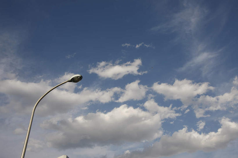 无人,横图,室外,白天,仰视,旅游,度假,美景,路灯,照明,阴影,光线,影子,景观,云,云朵,灯光,云彩,娱乐,灯,一个,蓝色,白云,蓝天,天空,阳光,自然,天,享受,休闲,景色,放松,晴朗,单个,照亮,照明设备,自然风光,晴空,彩图,低角度拍摄