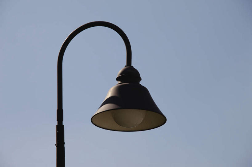 无人,横图,室外,特写,白天,仰视,旅游,度假,美景,路灯,照明,阴影,光线,影子,景观,灯光,娱乐,灯,一个,蓝色,黑色,蓝天,天空,阳光,自然,天,享受,休闲,景色,放松,单个,照亮,照明设备,自然风光,彩图,低角度拍摄