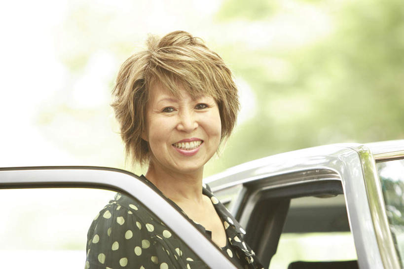 东方人,脸,头,脸颊,头发,一个人,站,笑,微笑,露齿笑,横图,室外,特写,白天,正面,裙子,植物,汽车,亚洲,仅一个女性,仅一个人,连衣裙,朦胧,模糊,圆点,棕色,注视,黄种人,肩膀,车,树,树木,绿色,黑色,自然,交通工具,轿车,观察,看,站着,仅一个中年女性,金色,生长,成长,观看,察看,关注,载具,女人,女性,中年女性,亚洲人,头部,卷发,脸部,脸蛋,面部,站立,半身,彩图,短发