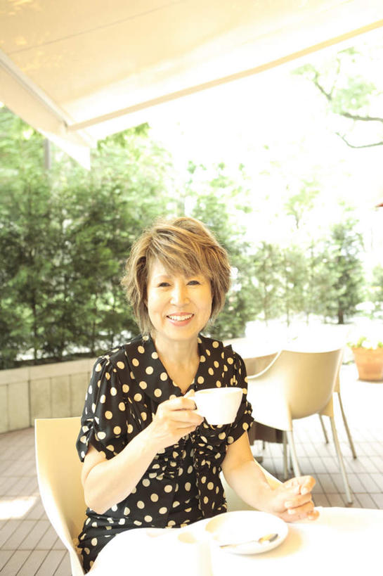 东方人,一个人,坐,笑,微笑,竖图,室外,白天,正面,裙子,植物,餐桌,桌子,杯子,亚洲,仅一个女性,仅一个人,连衣裙,朦胧,模糊,瓷器,圆点,咖啡杯,陶瓷制品,拿,拿着,注视,黄种人,树,树木,黄色,绿色,自然,观察,看,仅一个中年女性,生长,成长,餐台,观看,察看,关注,瓷杯,女人,女性,中年女性,亚洲人,坐着,半身,彩图,短发