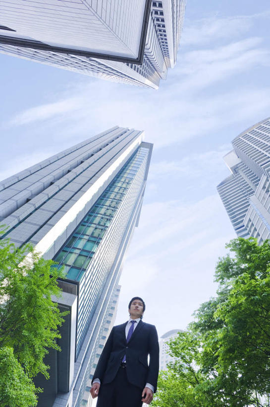 东方人,一个人,商务人士,商务男性,高楼大厦,站,笑,微笑,竖图,室外,白天,仰视,衬衫,植物,大厦,建筑,摩天大楼,亚洲,仅一个男性,仅一个人,阴影,套装,光线,影子,云,云朵,云彩,注视,黄种人,树,树木,仅一个年轻男性,绿色,白云,天空,阳光,自然,天,观察,看,站着,生长,成长,观看,察看,关注,商务装,工薪阶层,男人,男性,年轻男性,亚洲人,白领,上班族,站立,半身,彩图,低角度拍摄,衬衣,大楼,高层建筑,高楼,摩天楼