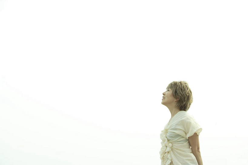 东方人,一个人,站,横图,室外,白天,仰视,衬衫,亚洲,仅一个女性,仅一个人,云,云朵,云彩,黄种人,蓝色,白色,黑色,白云,蓝天,天空,天,站着,仅一个中年女性,晴朗,女人,女性,中年女性,亚洲人,晴空,站立,半身,彩图,低角度拍摄,衬衣,短发