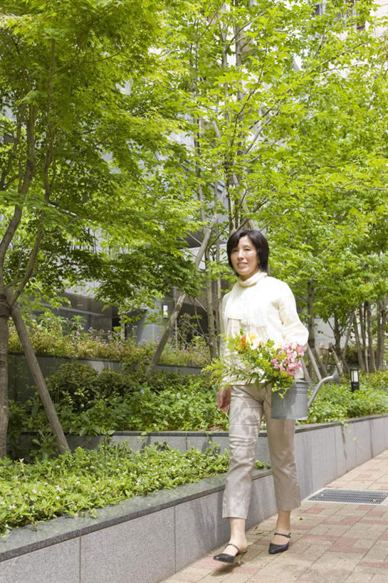 东方人,一个人,走,竖图,室外,白天,正面,植物,道路,街道,路,亚洲,仅一个女性,仅一个人,服装,盛开,小路,交通,拿,花蕾,拿着,注视,休闲装,黄种人,花,花瓣,花朵,鲜花,树,树木,衣服,粉色,绿色,自然,花苞,花蕊,观察,看,仅一个中年女性,休闲,休闲服,服饰,生长,成长,观看,察看,关注,女人,女性,中年女性,亚洲人,步行,散步,走路,彩图,全身