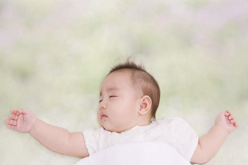 东方人,婴儿,儿童,一个人,躺,举,闭眼,睡,横图,俯视,室内,特写,白天,纯洁,床,亚洲,仅一个人,朦胧,模糊,床单,黄种人,被子,小孩,黑色,托,可爱,单人床,活泼,被单,宝宝,纯真,烂漫,无邪,伶俐,天真,亚洲人,孩子,闭眼睛,闭着眼,闭着眼睛,举起,举手,举着,困,困觉,寝息,睡觉,躺着,向上举,向上伸,向上托,半身,彩图,高角度拍摄,短发