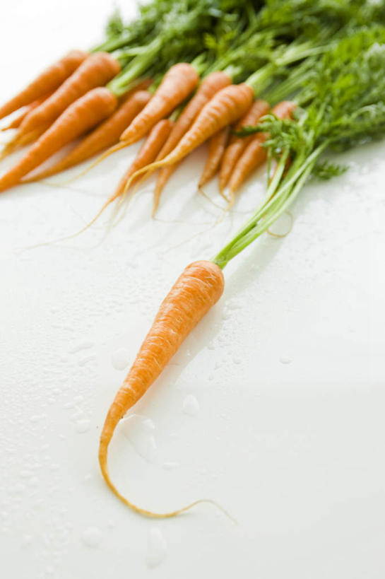 无人,竖图,俯视,室内,特写,白天,白色背景,萝卜,胡萝卜,蔬菜,叶子,一堆,许多,堆叠,堆积,新鲜,食品,绿叶,食物,嫩叶,摄影,有机食品,绿色食品,影棚,堆,叶,叶片,红萝卜,甘荀,彩图,高角度拍摄,影棚拍摄,拍摄