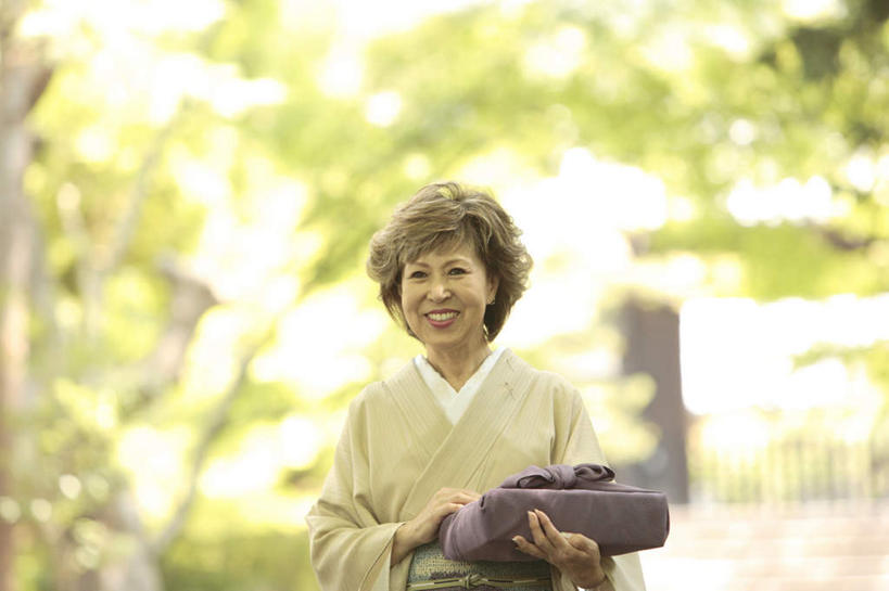 盒饭,东方人,一个人,站,横图,室外,白天,正面,民族服装,植物,亚洲,仅一个女性,仅一个人,阴影,和服,朦胧,模糊,光线,木制,便当,木盒,伞,影子,雨伞,遮阳伞,棕色,拿,拿着,注视,黄种人,阳伞,树,树木,绿色,阳光,自然,木制品,容器,观察,看,站着,仅一个中年女性,便捷,服饰,生长,成长,观看,储藏,察看,便利,储存,关注,吴服,唐草,唐花,唐锦,快捷,弁当,女人,女性,中年女性,亚洲人,站立,半身,彩图,传统服装,民俗服,贮存,短发