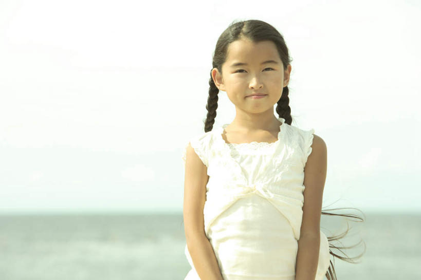 东方人,儿童,一个人,站,笑,微笑,横图,室外,白天,正面,裙子,纯洁,海浪,海洋,亚洲,仅一个女性,仅一个人,阴影,连衣裙,朦胧,模糊,光线,影子,浪花,水平线,辽阔,海平线,注视,黄种人,小孩,黑色,阳光,海水,观察,看,站着,仅一个小孩,广阔,可爱,童年,童趣,观看,麻花辫,一望无际,察看,关注,海景,童真,烂漫,无邪,无边无际,一马平川,天真,女孩,女人,女性,亚洲人,孩子,长发,大海,风浪,海,海水的波动,近岸浪,涌浪,站立,半身,彩图,水天相接,水天一线,女生