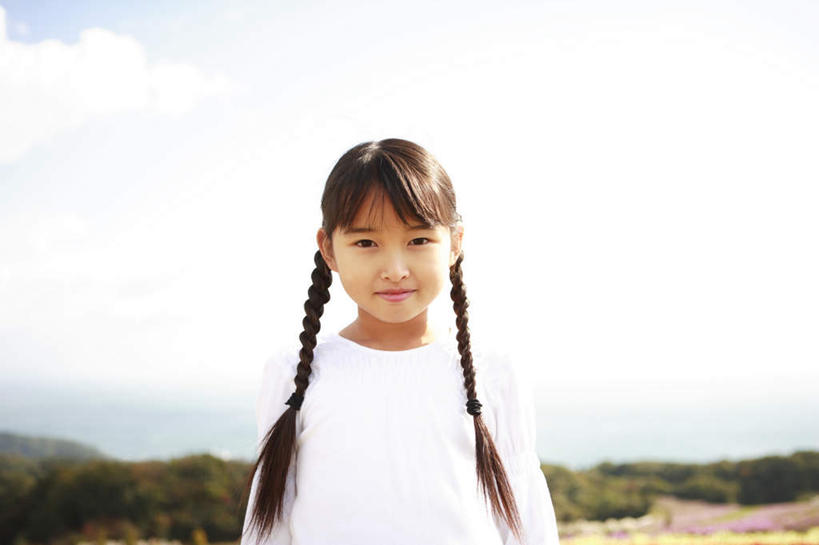 东方人,儿童,一个人,站,笑,微笑,横图,室外,白天,正面,纯洁,草地,草坪,植物,亚洲,仅一个女性,仅一个人,两根,阴影,服装,朦胧,模糊,光线,影子,休闲装,黄种人,草,树,树木,小孩,衣服,绿色,白色,黑色,阳光,自然,站着,仅一个小孩,休闲,休闲服,可爱,童年,童趣,服饰,生长,成长,麻花辫,童真,烂漫,无邪,天真,女孩,女人,女性,亚洲人,孩子,长发,站立,半身,彩图,女生