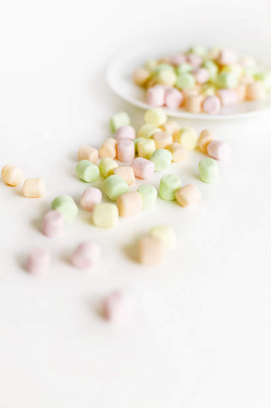 无人,竖图,俯视,室内,特写,白天,白色背景,餐具,一堆,堆叠,堆积,碟子,盘,食品,糖,糖果,甜点,甜品,软糖,玻璃制品,食物,一个,黄色,绿色,盘子,玻璃瓶,瓶子,碟,甜食,摄影,影棚,单个,堆,彩图,高角度拍摄,影棚拍摄,拍摄