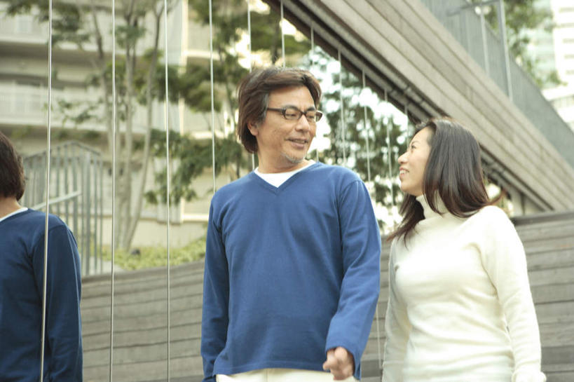 东方人,两个人,夫妻,高楼大厦,站,笑,微笑,露齿笑,横图,室外,白天,仰视,毛衣,爱情,窗户,大厦,建筑,摩天大楼,亚洲,眼镜,浪漫,黄种人,玻璃窗,相视,蓝色,白色,站着,面对面,恩爱,恋人,对视,相对,近视眼镜,相看,男人,男性,女人,女性,中年男性,中年女性,亚洲人,夫妇,情侣,抬头,仰头,站立,半身,彩图,低角度拍摄,绒衣,套衫,套头毛衣,线衣,大楼,高层建筑,高楼,摩天楼,伴侣