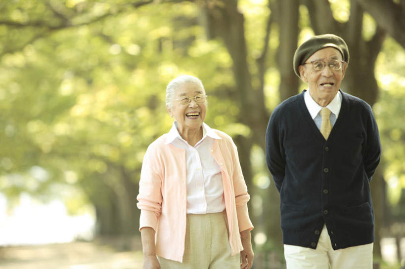 东方人,两个人,夫妻,站,笑,微笑,露齿笑,横图,室外,白天,正面,爱情,植物,帽子,亚洲,阴影,朦胧,模糊,光线,眼镜,影子,浪漫,注视,黄种人,树,树木,绿色,阳光,自然,观察,看,站着,恩爱,恋人,生长,成长,观看,察看,关注,贝雷帽,近视眼镜,老年男性,老年女性,男人,男性,女人,女性,亚洲人,夫妇,情侣,站立,半身,彩图,伴侣