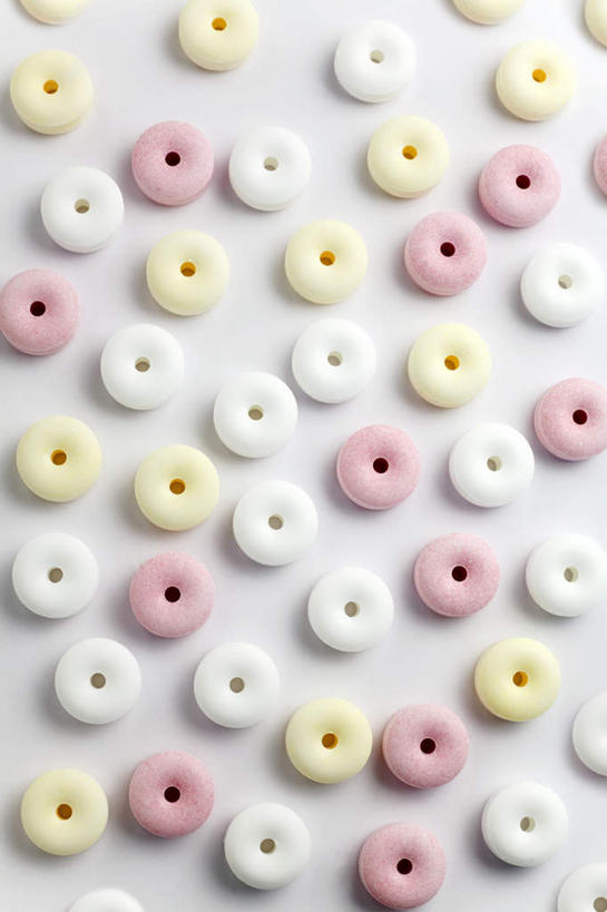 无人,竖图,俯视,室内,特写,白天,白色背景,静物,一排,许多,整齐,食品,糖,糖果,甜点,甜品,软糖,食物,排列,粉色,黄色,白色,甜食,摄影,影棚,队列,彩图,高角度拍摄,影棚拍摄,拍摄