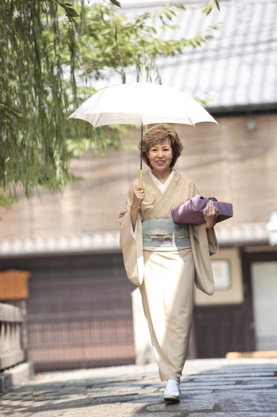 东方人,一个人,站,捧,笑,微笑,露齿笑,竖图,室外,白天,正面,民族服装,植物,道路,街道,路,公路,亚洲,仅一个女性,仅一个人,和服,伞,雨伞,遮阳伞,纸盒,交通,拿,拿着,注视,黄种人,阳伞,盒子,树,树木,绿色,自然,包装盒,观察,看,站着,仅一个中年女性,服饰,生长,成长,观看,察看,关注,吴服,唐草,唐花,唐锦,女人,女性,中年女性,亚洲人,马路,端,端着,捧着,手捧,站立,彩图,全身,传统服装,民俗服