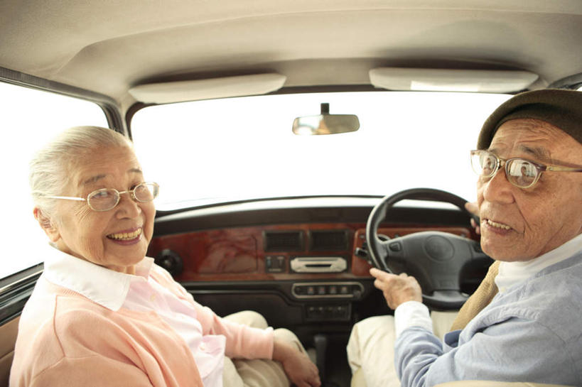 东方人,两个人,夫妻,坐,笑,微笑,露齿笑,横图,室内,白天,爱情,植物,汽车,帽子,亚洲,阴影,朦胧,模糊,光线,眼镜,影子,浪漫,扭头,黄种人,车,树,树木,背面,绿色,阳光,自然,交通工具,轿车,转头,恩爱,恋人,生长,成长,载具,贝雷帽,近视眼镜,老年男性,老年女性,男人,男性,女人,女性,亚洲人,夫妇,情侣,坐着,半身,彩图,伴侣