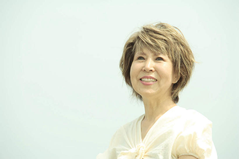 东方人,脸,头,脸颊,一个人,站,笑,微笑,露齿笑,横图,室外,特写,白天,正面,民族服装,亚洲,仅一个女性,仅一个人,阴影,和服,光线,影子,棕色,黄种人,肩膀,阳光,站着,仅一个中年女性,服饰,吴服,唐草,唐花,唐锦,女人,女性,中年女性,亚洲人,头部,脸部,脸蛋,面部,站立,半身,彩图,传统服装,民俗服,短发