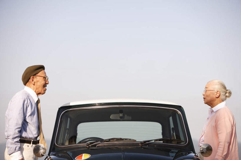 东方人,两个人,夫妻,站,笑,微笑,露齿笑,横图,室外,白天,侧面,毛衣,爱情,汽车,帽子,亚洲,一辆,阴影,朦胧,模糊,光线,眼镜,影子,浪漫,黄种人,相视,车,粉色,蓝色,阳光,交通工具,轿车,站着,面对面,恩爱,恋人,对视,载具,贝雷帽,相对,近视眼镜,相看,老年男性,老年女性,男人,男性,女人,女性,亚洲人,夫妇,情侣,站立,半身,彩图,绒衣,套衫,套头毛衣,线衣,伴侣