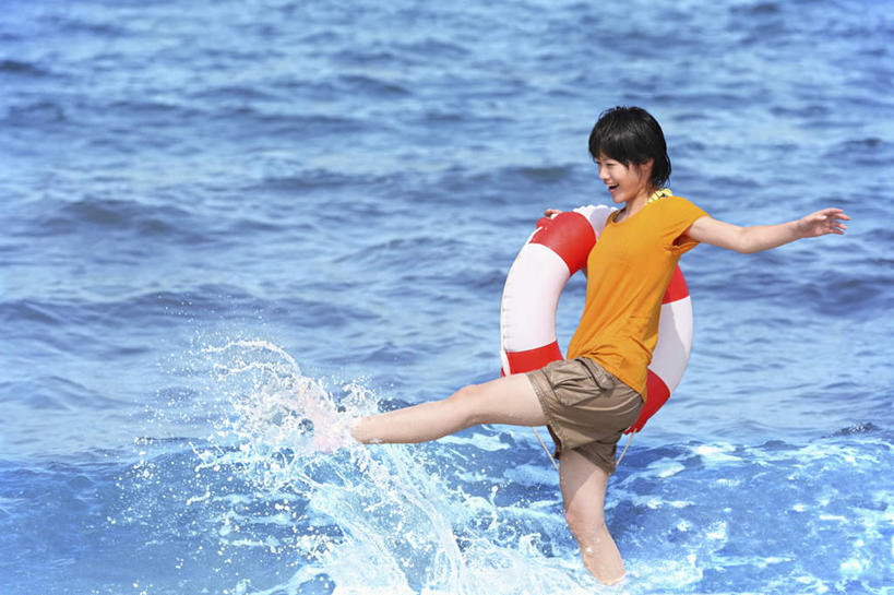 游泳,东方人,一个人,站,抱,横图,室外,白天,侧面,游戏,海浪,海洋,水,亚洲,仅一个年轻女性,仅一个女性,仅一个人,飞溅,溅,救生圈,液体,塑料,浪花,水滴,玩,抬腿,注视,黄种人,娱乐,水珠,海水,塑料制品,游泳圈,观察,看,站着,休闲,充气,抱着,观看,活动,察看,搂着,救生,发泄,关注,喷洒,消遣,智力,海景,宣泄,泅水,年轻女性,女人,女性,亚洲人,大海,风浪,海,海水的波动,近岸浪,涌浪,搂,搂抱,玩耍,嬉戏,站立,彩图,全身