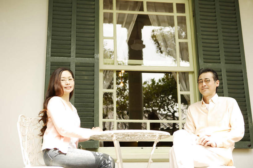 东方人,两个人,夫妻,坐,笑,微笑,横图,室外,白天,仰视,爱情,餐桌,窗户,窗帘,桌子,亚洲,服装,装饰,眼镜,浪漫,注视,休闲装,黄种人,玻璃窗,衣服,帘子,观察,看,休闲,休闲服,遮阳,恩爱,恋人,服饰,餐台,观看,华丽,修饰,点缀,察看,关注,近视眼镜,衬托,美观,雅致,雅观,男人,男性,女人,女性,中年男性,中年女性,亚洲人,夫妇,情侣,坐着,半身,彩图,低角度拍摄,伴侣