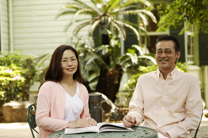 东方人,两个人,夫妻,坐,笑,微笑,横图,室外,白天,正面,爱情,餐桌,窗户,桌子,亚洲,服装,朦胧,模糊,眼镜,浪漫,注视,休闲装,黄种人,玻璃窗,衣服,观察,看,休闲,休闲服,恩爱,恋人,服饰,餐台,观看,察看,关注,近视眼镜,男人,男性,女人,女性,中年男性,中年女性,亚洲人,夫妇,情侣,坐着,半身,彩图,伴侣